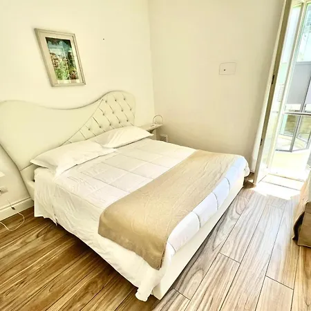 Essence Domus Sandalo